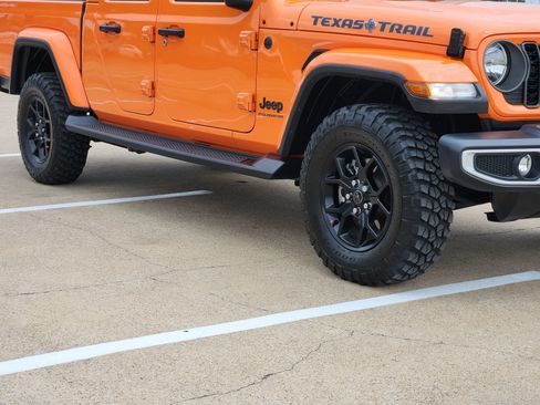 Used 2025 Jeep Gladiator Sport AWD/4WD image 11