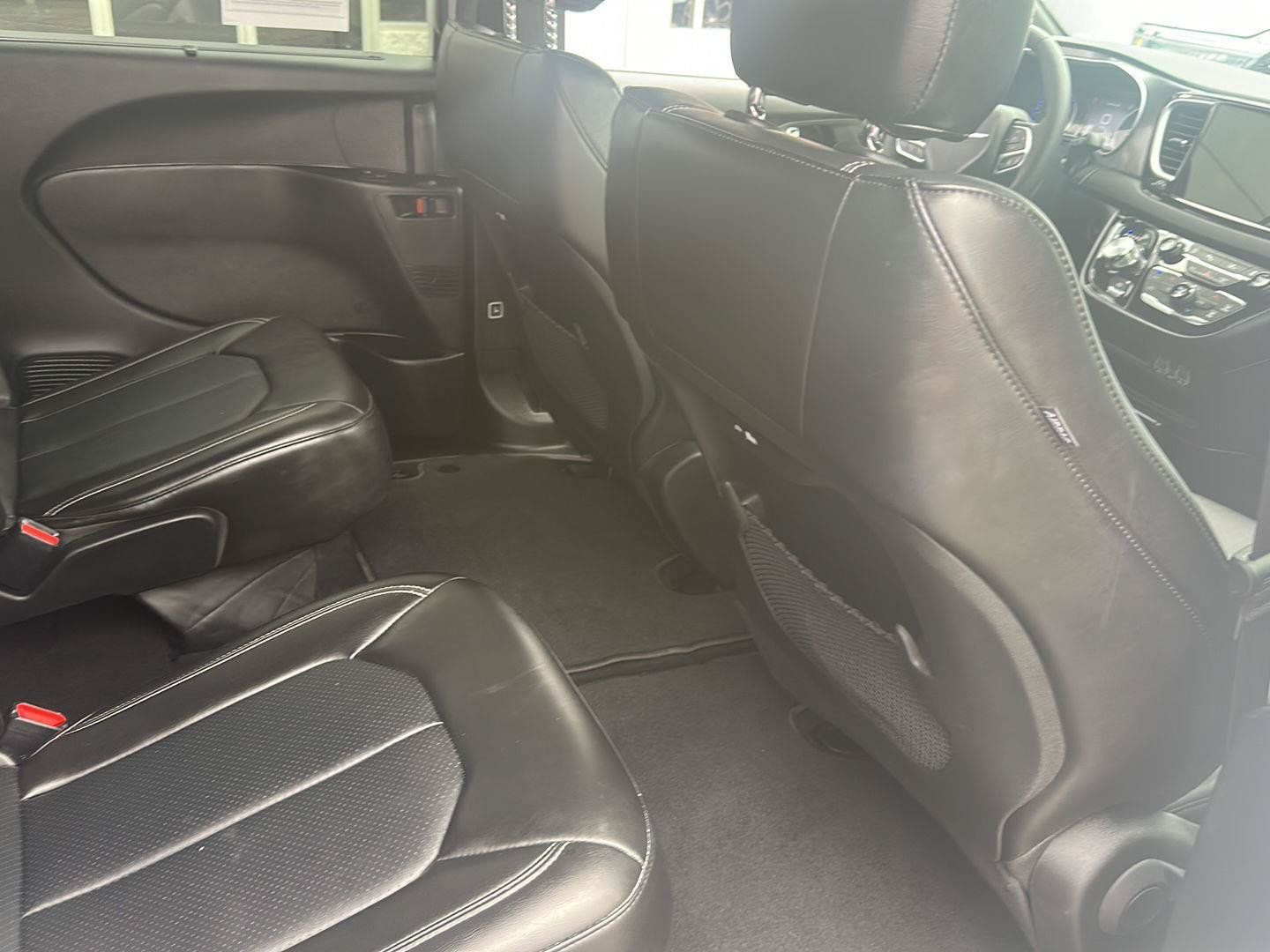 Used 2025 Chrysler Pacifica Select FWD image 14