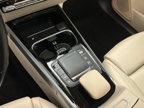 Used 2023 Mercedes-Benz GLB 250 4MATIC w/ Premium Package image 15