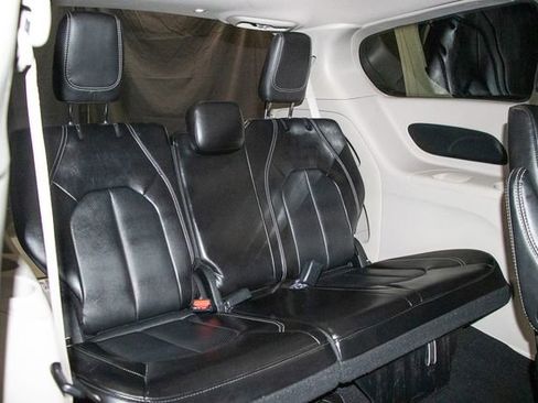 Used 2024 Chrysler Pacifica Touring-L FWD image 20