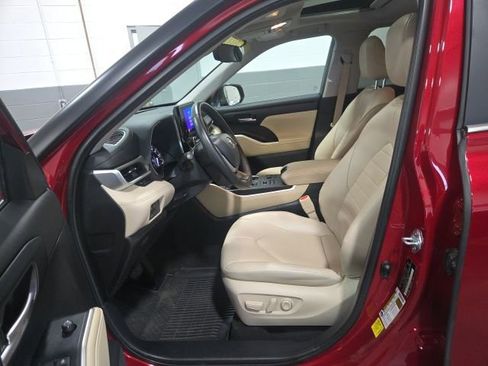 Used 2023 Toyota Highlander XLE image 10