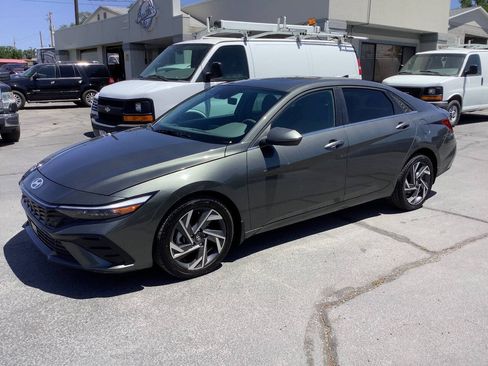 Used 2025 Hyundai Elantra SEL FWD image 1