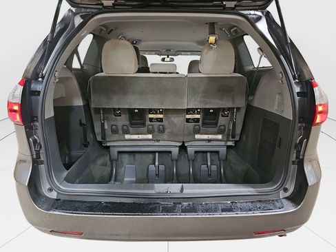 Used 2017 Toyota Sienna LE image 21