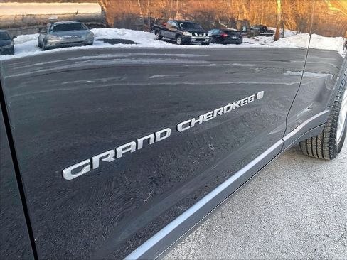 Used 2023 Jeep Grand Cherokee Laredo AWD/4WD image 28