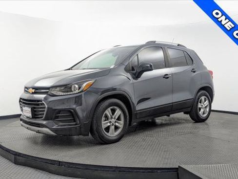 Used 2021 Chevrolet Trax LT w/ Premium Seat Package FWD image 2