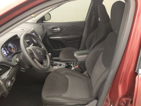 Used 2019 Jeep Cherokee Latitude w/ Popular Appearance Group image 17