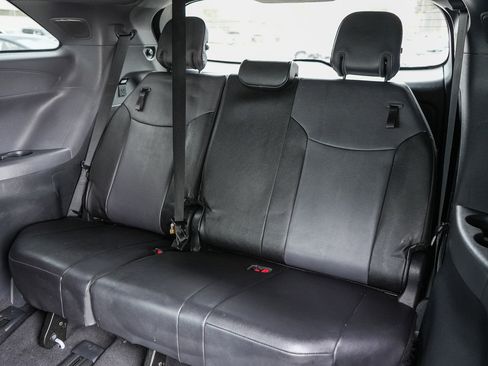 Used 2023 Toyota Sienna XLE Woodland Edition image 19