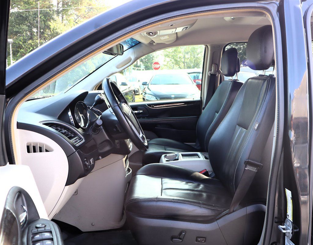 Used 2016 Chrysler Town & Country Touring FWD image 16