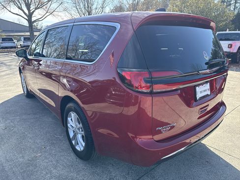 New 2026 Chrysler Pacifica Select image 5