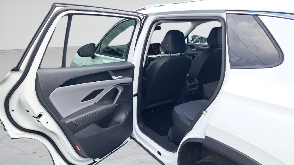 Used 2026 Volkswagen Tiguan SE AWD/4WD image 11