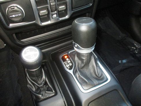 Used 2022 Jeep Gladiator Sport image 30