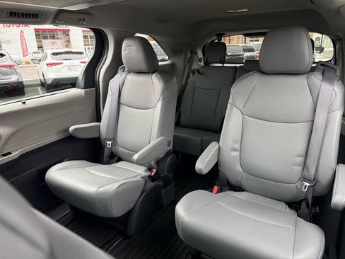 Certified 2024 Toyota Sienna XLE image 28