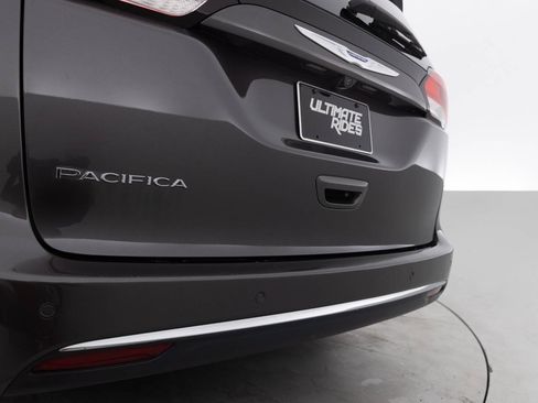 Used 2018 Chrysler Pacifica Touring-L w/ Premium Audio Group FWD image 16