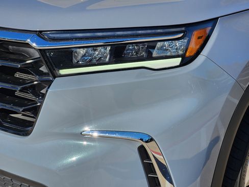 Used 2025 Honda Pilot Touring image 8