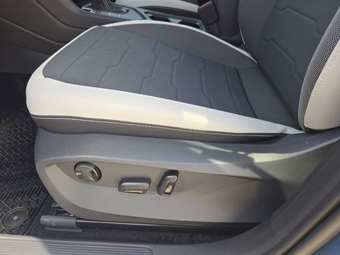 New 2026 Volkswagen Taos SE FWD image 19