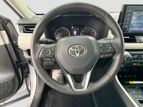 Used 2022 Toyota RAV4 XLE Premium image 39