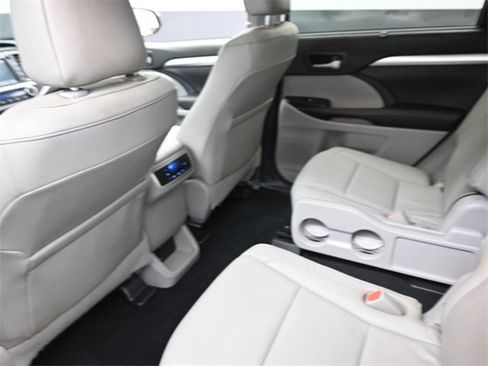 Used 2018 Toyota Highlander XLE image 23