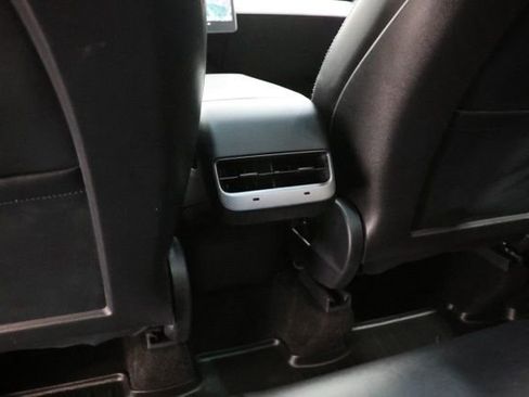 Used 2022 Tesla Model Y Long Range image 27