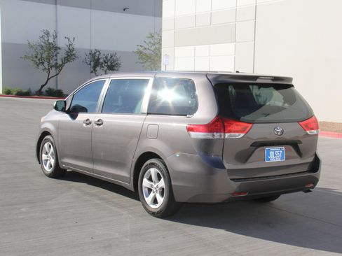 Used 2014 Toyota Sienna L image 7
