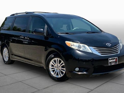 Used 2014 Toyota Sienna XLE FWD image 3