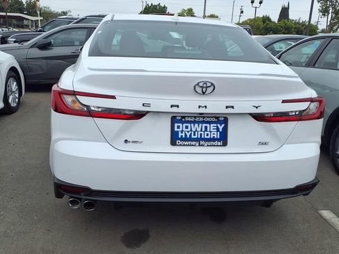 Used 2025 Toyota Camry SE image 4
