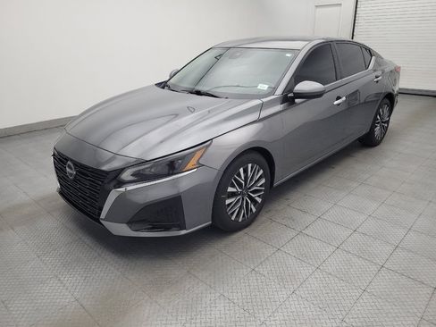 Used 2023 Nissan Altima 2.5 SV FWD image 2