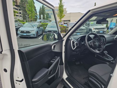 Used 2023 Kia Soul LX w/ LX Technology Package FWD image 21