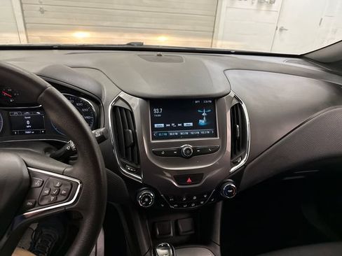 Used 2018 Chevrolet Cruze LT w/ Convenience Package FWD image 13