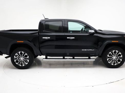 Used 2023 GMC Canyon Denali image 2