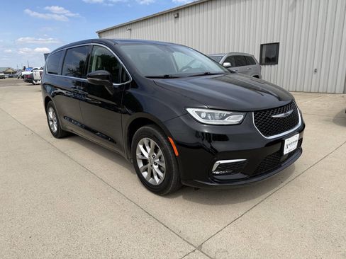 Used 2024 Chrysler Pacifica Touring-L AWD/4WD image 2