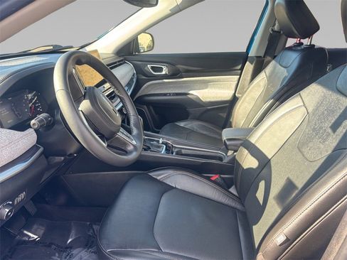 Used 2022 Jeep Compass Latitude image 11