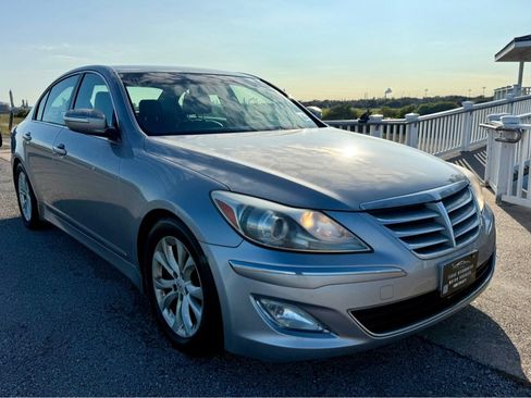 Used 2012 Hyundai Genesis 3.8 image 3