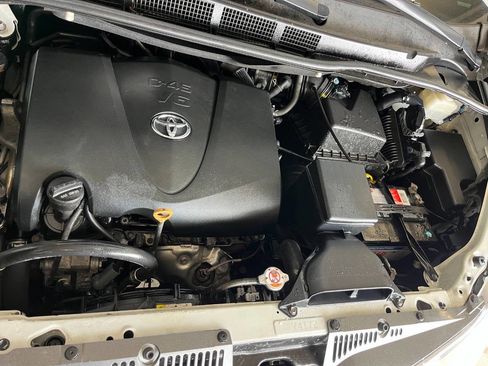 Used 2020 Toyota Sienna XLE image 3