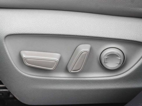 Used 2020 Toyota Highlander XLE image 22