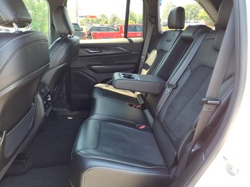 Used 2025 Jeep Grand Cherokee Altitude AWD/4WD image 17