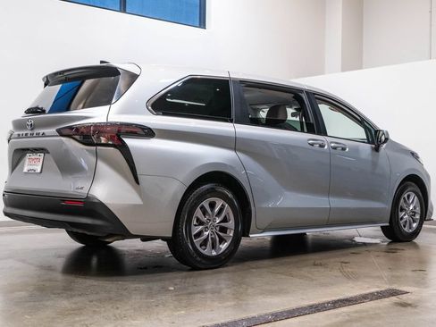 Certified 2025 Toyota Sienna LE FWD image 9