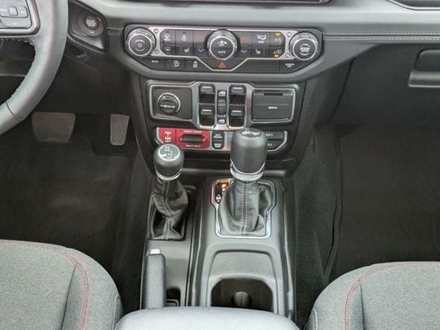 Used 2025 Jeep Wrangler Unlimited Rubicon w/ Convenience Group AWD/4WD image 19
