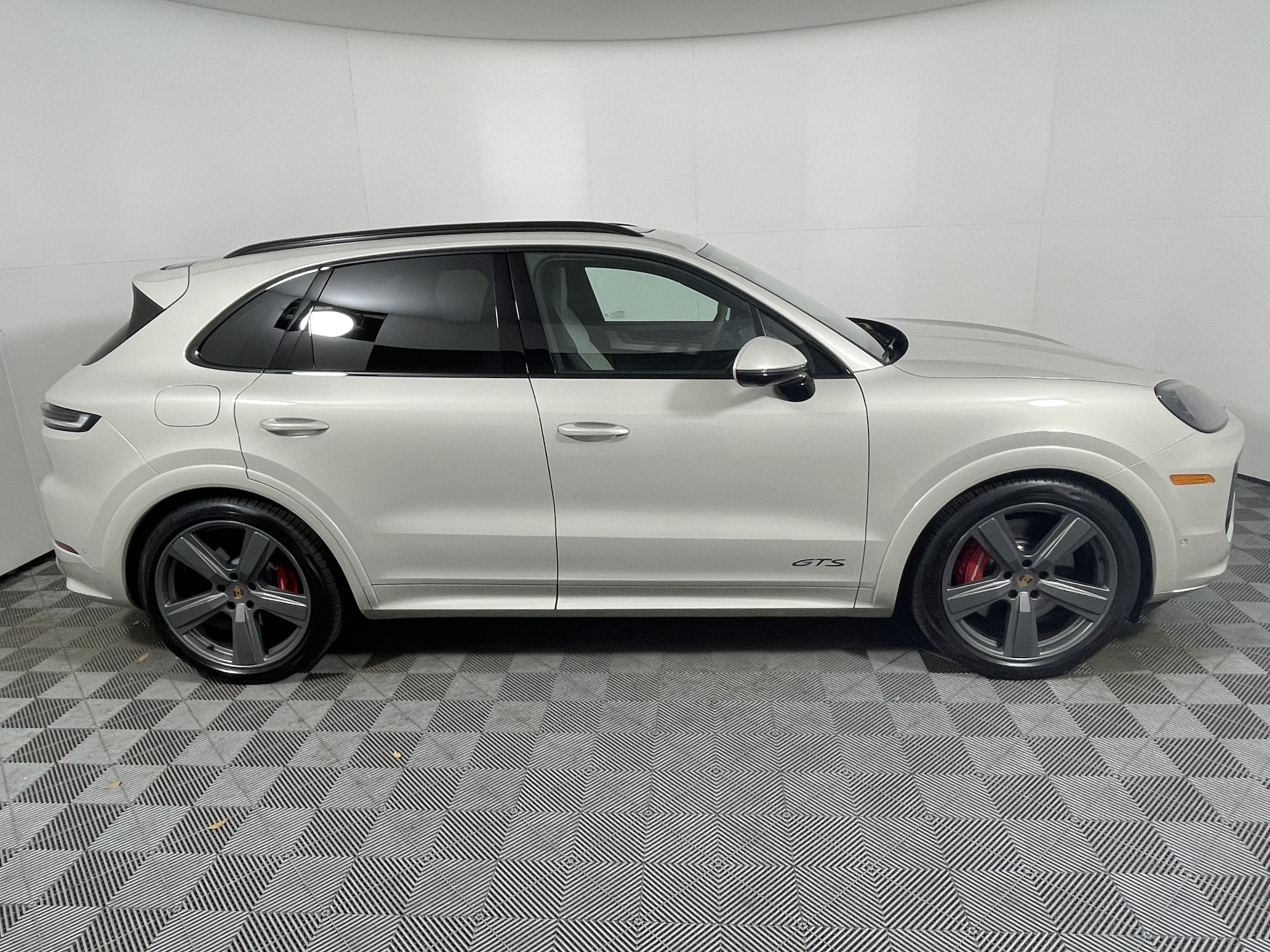Used 2025 Porsche Cayenne GTS AWD/4WD image 8