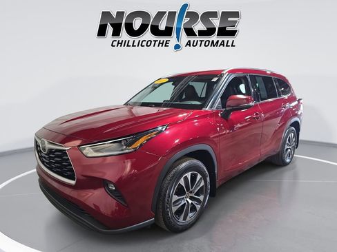 Used 2021 Toyota Highlander XLE AWD/4WD image 1
