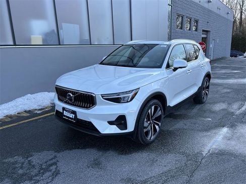 Certified 2023 Volvo XC40 B5 Plus w/ Protection Package Premier image 4
