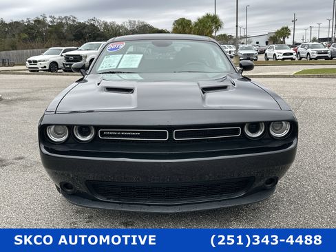 Used 2019 Dodge Challenger SXT image 8
