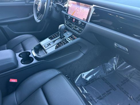 Used 2025 Porsche Macan image 16