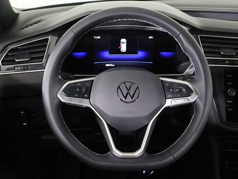 Used 2024 Volkswagen Tiguan SE image 35