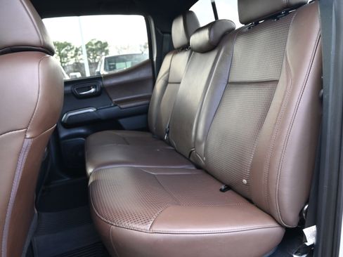 Used 2019 Toyota Tacoma Limited image 32