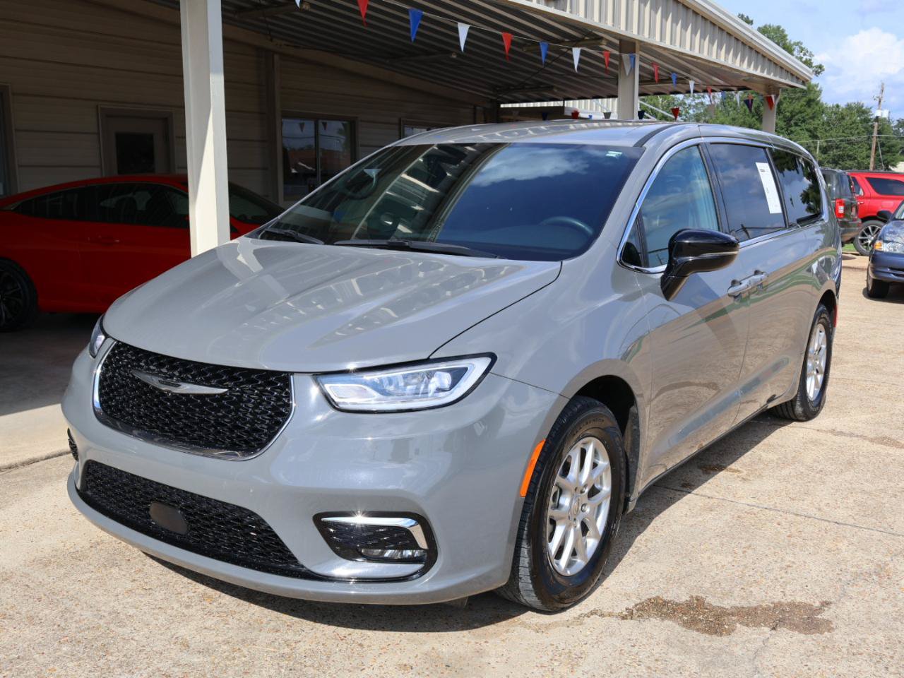 Used 2023 Chrysler Pacifica Touring-L FWD image 4