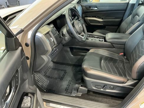 Used 2024 Nissan Pathfinder Platinum AWD/4WD image 5