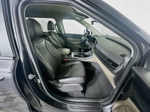Used 2025 Kia Carnival FWD image 32