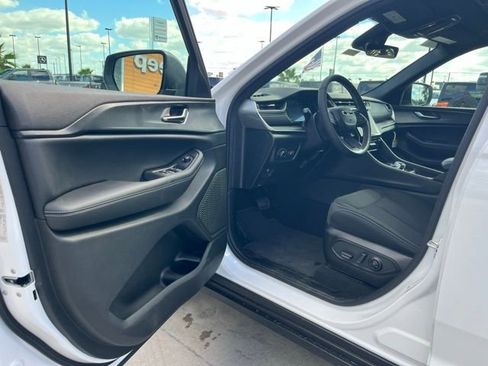 New 2025 Jeep Grand Cherokee Laredo X w/ Luxury Tech Group I image 14