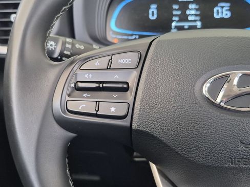 Used 2025 Hyundai Venue SEL FWD image 14