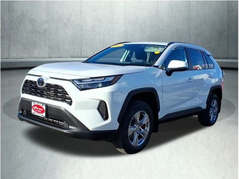 Used 2022 Toyota RAV4 XLE image 3